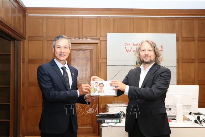 Germany’s capital presents Vietnam 30,000 COVID-19 rapid test kits